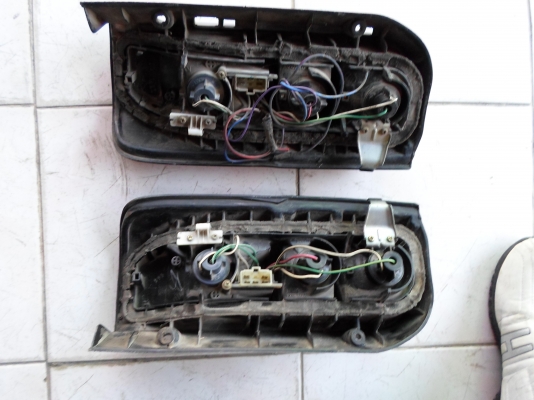 ไฟท้ายรถตู้ TOYOTA หัวจรวด พร้อมขั้วหลอด 1 คู่ ตามสภาพ