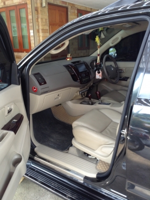 fortuner รุ่น2.7v 4WD ปี2005LPG สีดำ, เกียร์อัตโนมัติ, แอร์, วิทยุ, เทป, ล้อแมกซ์, CD, ABS, AIRBAG คู่, พ.พาวเวอร์, ก.ไฟฟ้า, ซ. ล็อก, เบาะหนังแท้ กระจกมองข้างปรับไฟฟ้า ,ไฟเลี้ยวที่กระจกมองข้าง ,ไฟขาว ,ไฟตัดหมอก ,สปอยเลอร์หลัง ,กันสาด ,การ์ดรอบคัน ,บันไดข้