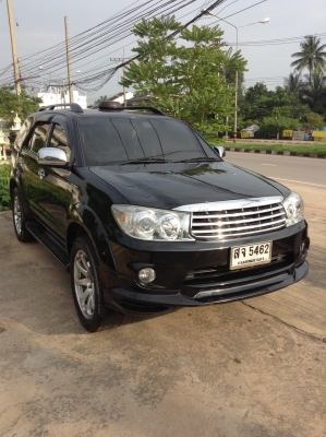 fortuner รุ่น2.7v 4WD ปี2005LPG สีดำ, เกียร์อัตโนมัติ, แอร์, วิทยุ, เทป, ล้อแมกซ์, CD, ABS, AIRBAG คู่, พ.พาวเวอร์, ก.ไฟฟ้า, ซ. ล็อก, เบาะหนังแท้ กระจกมองข้างปรับไฟฟ้า ,ไฟเลี้ยวที่กระจกมองข้าง ,ไฟขาว ,ไฟตัดหมอก ,สปอยเลอร์หลัง ,กันสาด ,การ์ดรอบคัน ,บันไดข้