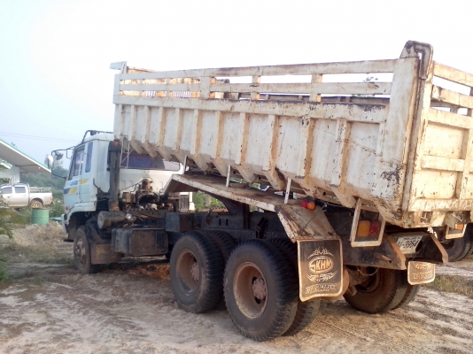 นิสสัน UD ดั้มท้องเรือ