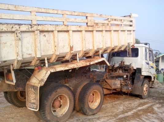 นิสสัน UD ดั้มท้องเรือ