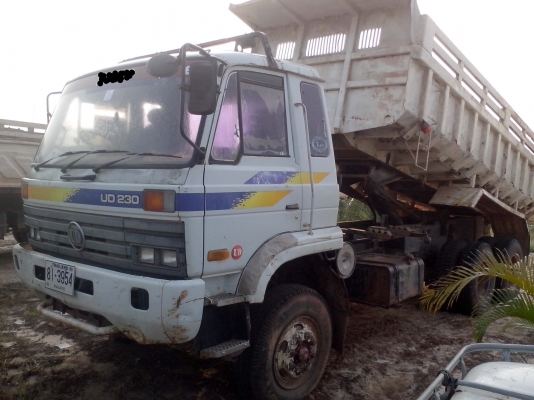 นิสสัน UD ดั้มท้องเรือ