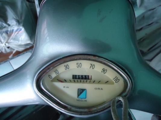 ขายรถเวสป้าคลาสสิค รุ่นไฟเหลี่ยม สภาพสวยๆ เก่าเก็บเดิมๆ เครื่องแน่นๆ สวยมากๆตามรูป ราคา 39,000.- อยู่เชียงใหม่ครับสนใจติดต่อ  กัน เชียงใหม่ 088-2584084 ;D