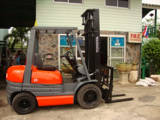 ขายด่วน +++  รถโฟล์คลิฟท์  TOYOTA  6FD25 (รถสภาพดี  พร้อมใช้)  เครื่องยนต์ดีเซล  เกียร์ธรรมดา  ฮิ้งค์โฟล์ค  งา 1,070  มม.  ยางตัน  **** สนใจเข้ามาลองรถก่อน  ราคาคุยกันได้ ****