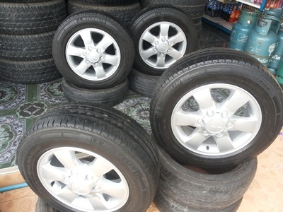 ขายล้อISUZU 16 นิ้ว 6 ก้าน พร้อมยาง 215/65/16 ปี 12/2เส้นปี11/2เส้น MICHELIN 1 ชุด