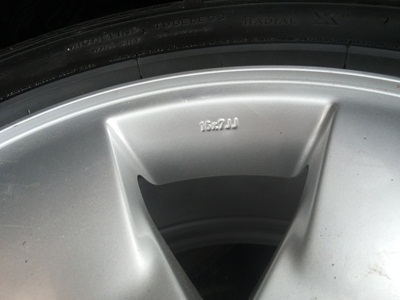 ขายล้อISUZU 16 นิ้ว 6 ก้าน พร้อมยาง 215/65/16 ปี 12/2เส้นปี11/2เส้น MICHELIN 1 ชุด