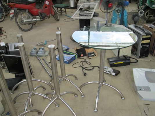 มารับเอง**โต๊ะกระจกกาแฟแสตนเลส     สภาพใหม่แข็งแรง   สนใจไหมครับ