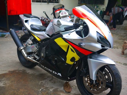 ขายcbr400ทะเบียนแฟร์ลิ่งrc212ชุดสีใหม่ลายจากัวเครื่องดีมีประกันร้านให้สามเดือน88000