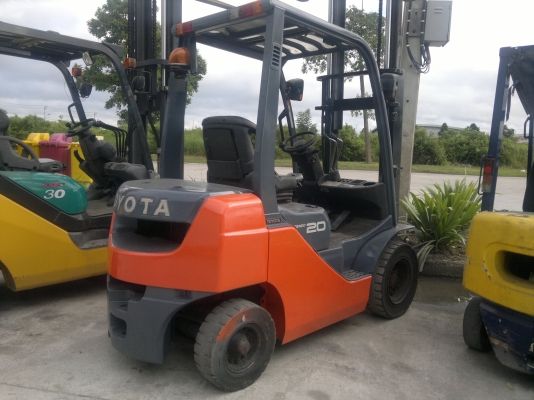 อยากขาย จะล้างสต็อกขายรถฟอร์คลีฟท์ TOYOTA 8FD20 เสา3เมตร ดีเซลออโต้ยางตันปี2012,1702 ชม.สภาพดีมากๆ รถนอกนำเข้า ติดต่อมานะ 085-9049669