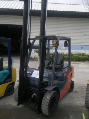 อยากขาย จะล้างสต็อกขายรถฟอร์คลีฟท์ TOYOTA 8FD20 เสา3เมตร ดีเซลออโต้ยางตันปี2012,1702 ชม.สภาพดีมากๆ รถนอกนำเข้า ติดต่อมานะ 085-9049669