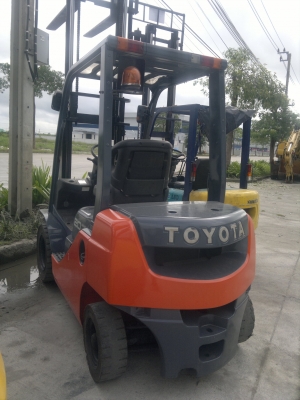 อยากขาย จะล้างสต็อกขายรถฟอร์คลีฟท์ TOYOTA 8FD20 เสา3เมตร ดีเซลออโต้ยางตันปี2012,1702 ชม.สภาพดีมากๆ รถนอกนำเข้า ติดต่อมานะ 085-9049669