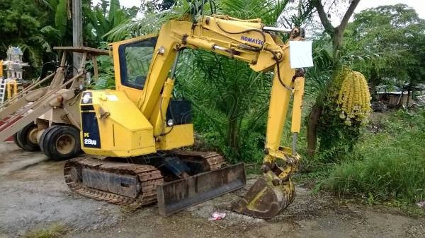 รถแบคโฮ ยี่ห้อ KOMATSU PC28UU