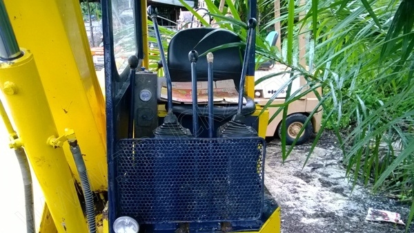 รถแบคโฮ ยี่ห้อ KOMATSU PC28UU