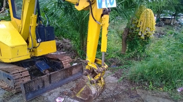 รถแบคโฮ ยี่ห้อ KOMATSU PC28UU