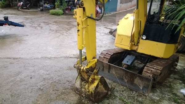 รถแบคโฮ ยี่ห้อ KOMATSU PC28UU
