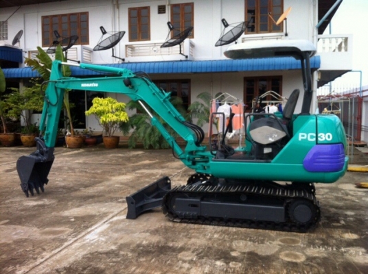 รถขุด KOMATSU PC30-7 มือสอง นำเข้าจากญี่ปุ่น ทำสีใหม่ พร้อมใช้งาน