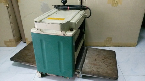 กบแท่น(เครื่องรีดไม้) Makita รุ่น 2012NB