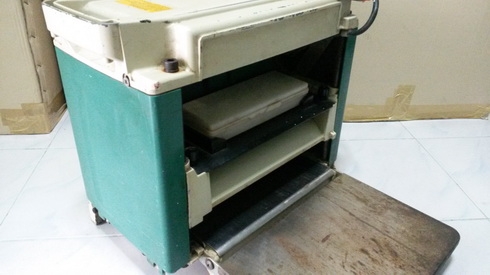 กบแท่น(เครื่องรีดไม้) Makita รุ่น 2012NB