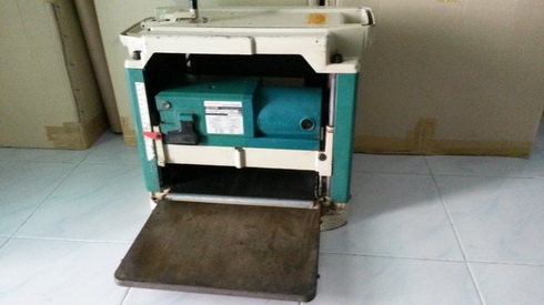 กบแท่น(เครื่องรีดไม้) Makita รุ่น 2012NB