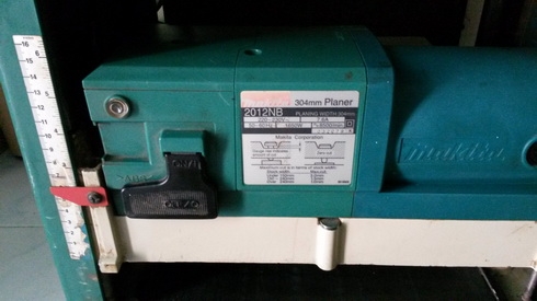 กบแท่น(เครื่องรีดไม้) Makita รุ่น 2012NB