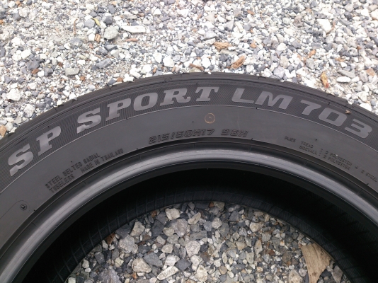 ขายยาง DUNLOP 215/60R17 ยางสัปดาห์ที่14 ปี12 ดอกยางลึกนิ่มสดเท่ากัน (ไม่มีปะ ไม่มีแตกลายงา) สวยๆ 1 ชุด