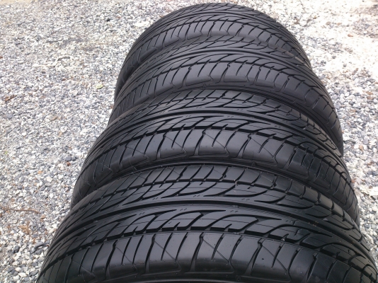 ขายยาง DUNLOP 215/60R17 ยางสัปดาห์ที่14 ปี12 ดอกยางลึกนิ่มสดเท่ากัน (ไม่มีปะ ไม่มีแตกลายงา) สวยๆ 1 ชุด