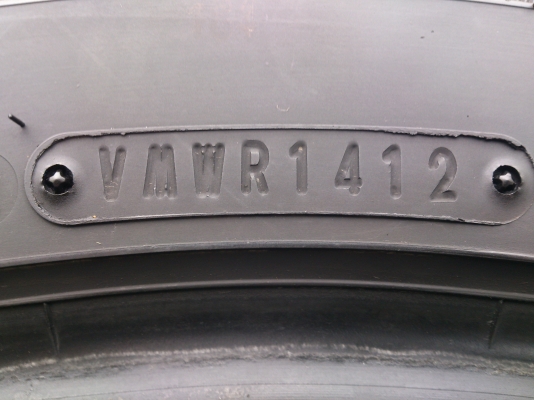 ขายยาง DUNLOP 215/60R17 ยางสัปดาห์ที่14 ปี12 ดอกยางลึกนิ่มสดเท่ากัน (ไม่มีปะ ไม่มีแตกลายงา) สวยๆ 1 ชุด