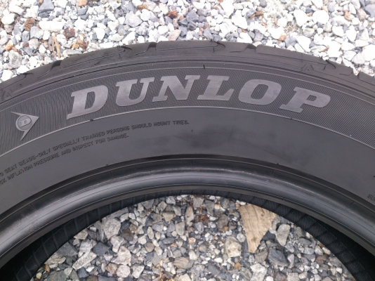 ขายยาง DUNLOP 215/60R17 ยางสัปดาห์ที่14 ปี12 ดอกยางลึกนิ่มสดเท่ากัน (ไม่มีปะ ไม่มีแตกลายงา) สวยๆ 1 ชุด