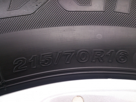 ขายยางพร้อมแม็กถอดป้ายแดงยางปี13 วิ่งแค่15 กิโล ตุ่มหน้ายางเส้นสีอยู่ครบใหม่มาก ขายทั้งชุด 14600