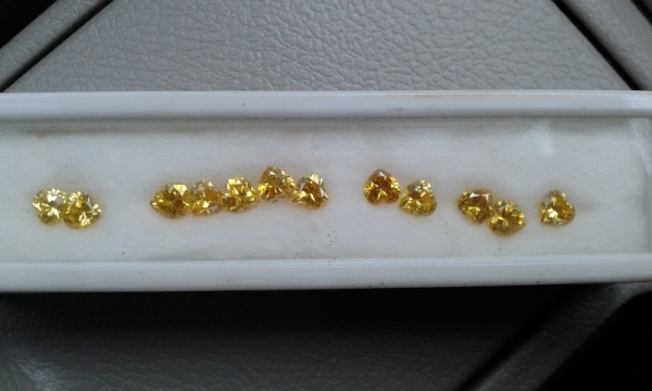 ขายบุษราคัมครบชุดสวยมาก