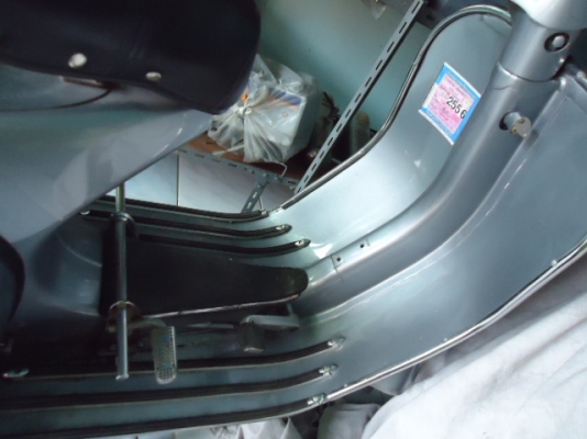 ขายรถเวสป้าคลาสสิค รุ่นไฟเหลี่ยม สภาพสวยๆ เก่าเก็บเดิมๆ เครื่องแน่นๆ สวยมากๆตามรูป ราคา 37,000.- อยู่เชียงใหม่ครับสนใจติดต่อ  กัน เชียงใหม่ 088-2584084 ;D