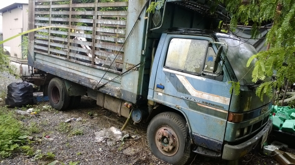 6ล้อรั้วเหล็ก ISUZU NPR 115แรง จอดไว้นานไม่ได้ใช้.รถสภาพยังสวย..ยังใช้งานได้อยู่....