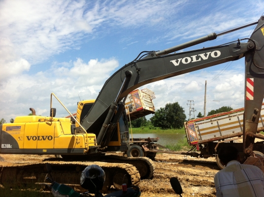ขายรถแบคโฮ VOLVO EC210B.LC เอกสารเล่มทะเบียน ไฟฟ้าเต็ม พร้อมขาย ราคาย้อมๆ สนใจโทรเลย