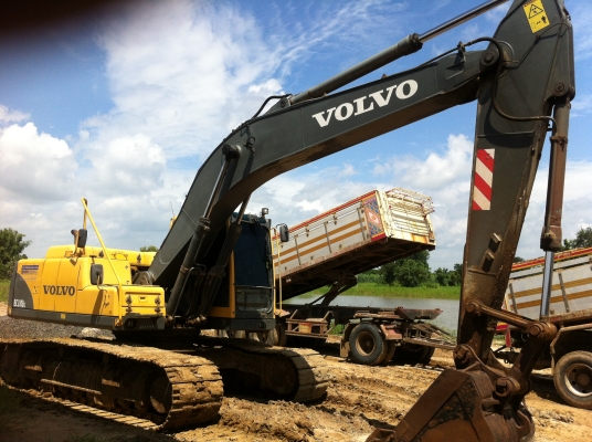 ขายรถแบคโฮ VOLVO EC210B.LC เอกสารเล่มทะเบียน ไฟฟ้าเต็ม พร้อมขาย ราคาย้อมๆ สนใจโทรเลย