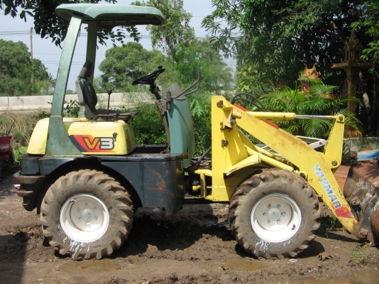 รถตักเอวอ่อนยันม่าร์ V3  เครื่อง 3 สูบดีเซล