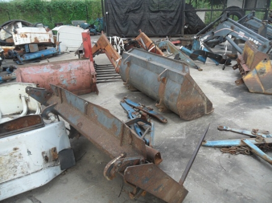 เฮียกาศซื้อไปติดคูโบต้า95ครับ ชุดตักหน้ารถไถฟอร์ดNH40/TS ตรงรุ่น ยี่ห้อMANIP' 25.90 สภาพสวย มีบุ้งกี๋ตักและงาเสียบ