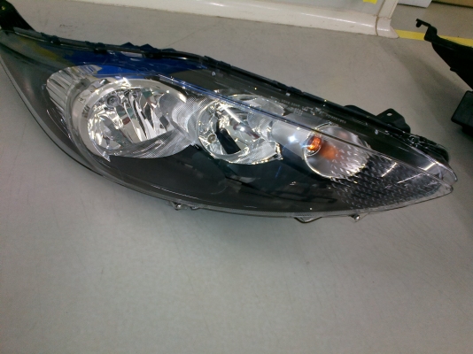 ขายไฟหน้า Ford fiesta ขายไฟหน้า Ford fiesta