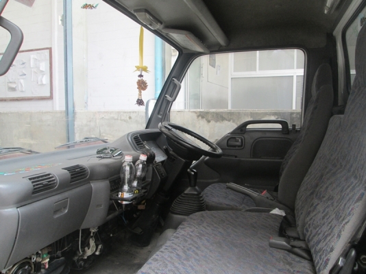 ขายรถ 6 ล้อตู้เล็ก isuzu nkr81 สีขาว สภาพดี