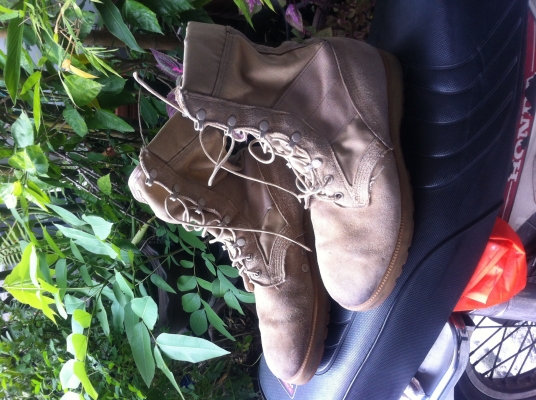 รองเท้าลุยๆครับ