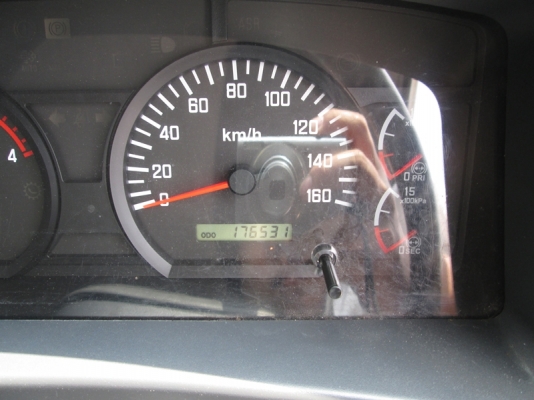 ขายรถ 6 ล้อตู้กลางติดเฮี๊ยบ isuzu frr90 สีขาว สภาพดี