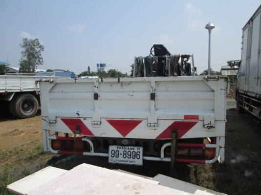 ขายรถ 6 ล้อตู้กลางติดเฮี๊ยบ isuzu frr90 สีขาว สภาพดี