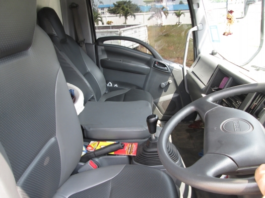 ขายรถ 6 ล้อตู้กลางติดเฮี๊ยบ isuzu frr90 สีขาว สภาพดี