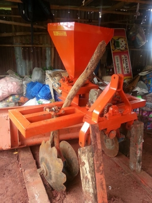 เครื่องหยอดปุ๋ย พร้อมผานรอง สภาพสวย พร้อมใช้งาน