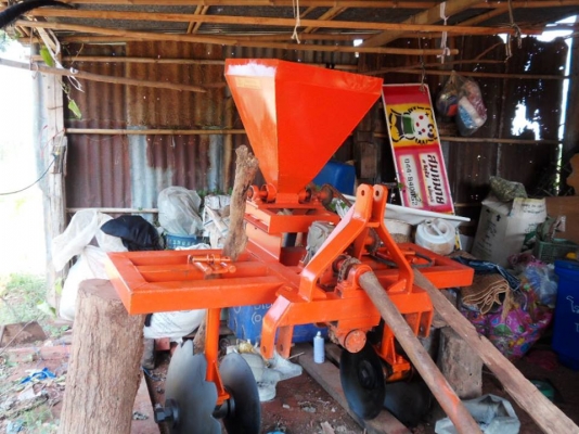 เครื่องหยอดปุ๋ย พร้อมผานรอง สภาพสวย พร้อมใช้งาน