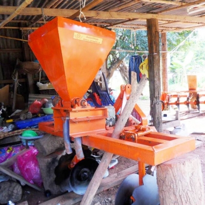 เครื่องหยอดปุ๋ย พร้อมผานรอง สภาพสวย พร้อมใช้งาน