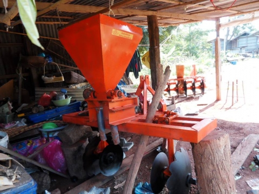 เครื่องหยอดปุ๋ย พร้อมผานรอง สภาพสวย พร้อมใช้งาน