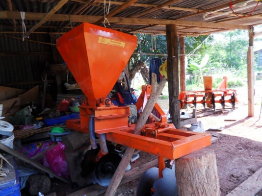 เครื่องหยอดปุ๋ย พร้อมผานรอง สภาพสวย พร้อมใช้งาน