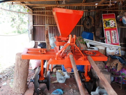 เครื่องหยอดปุ๋ย พร้อมผานรอง สภาพสวย พร้อมใช้งาน