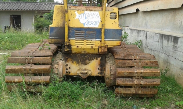 ขายแทรกเตอร์ KOMATSU D3 ตามสภาพ 200000ราคาต่อรองใด้ บูชโซ่เเตกโลเลอร์เเตก