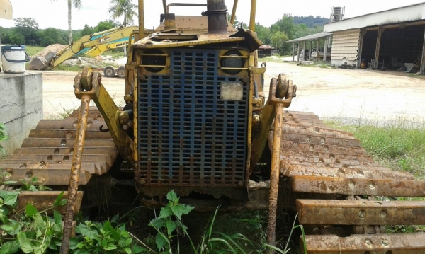 ขายแทรกเตอร์ KOMATSU D3 ตามสภาพ 200000ราคาต่อรองใด้ บูชโซ่เเตกโลเลอร์เเตก